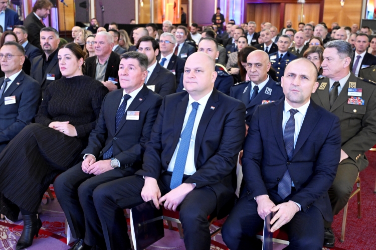 8 gm_konferencija_obrana15-051125.jpg